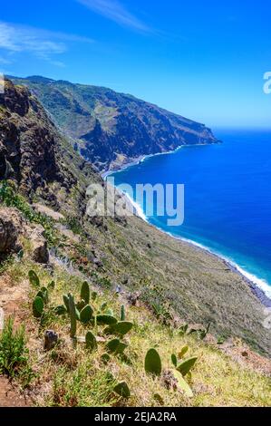 Vista panoramica dal faro Ponta do Pargo alla splendida costa dell'isola di Madeira, Portogallo Foto Stock