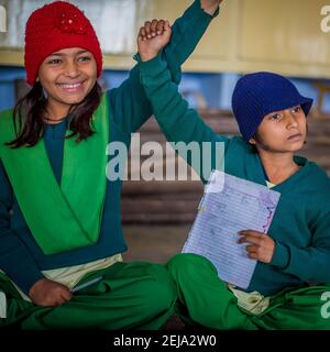 Utttar Pradesh. 05-15-2018. Ragazza sorridente a scuola. I bambini hanno l'opportunità di ricevere un'adeguata formazione di qualità privano per molti bambini che ha Foto Stock