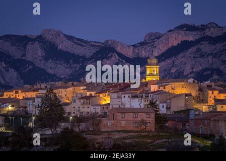 Arnes villaggio al crepuscolo. Sullo sfondo, la gamma dei porti (Catalogna, Spagna) Foto Stock