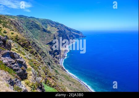 Vista panoramica dal faro Ponta do Pargo alla splendida costa dell'isola di Madeira, Portogallo Foto Stock