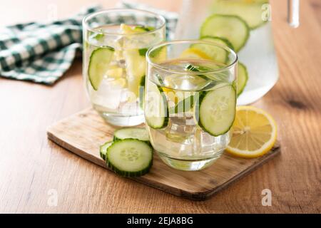 Acqua salata o acqua con cetriolo e limone su legno tabella Foto Stock