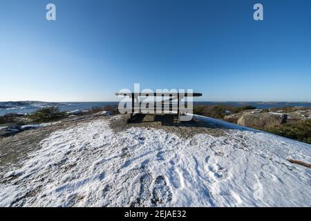 Vrango in inverno e un tavolo da picnic, questa isola fa parte dell'Arcipelago di Goteborg meridionale Foto Stock