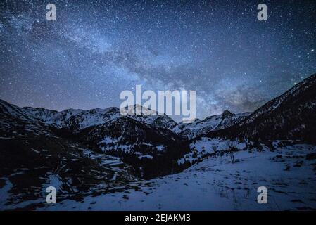 Via Lattea sopra la cima di Posets, vista dalla capanna di Viadós (Parco Naturale Posets-Maladeta, Pirenei, Aragona, Spagna) Foto Stock