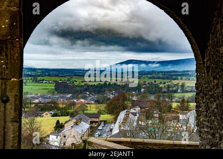 Clitheroe, Lancashire, Regno Unito. 22 Feb 2021. Una giornata nuvolosa a Clitheroe, Lancashire. Credit: John Eveson/Alamy Live News Foto Stock