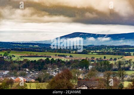 Clitheroe, Lancashire, Regno Unito. 22 Feb 2021. Una giornata nuvolosa a Clitheroe, Lancashire. Credit: John Eveson/Alamy Live News Foto Stock