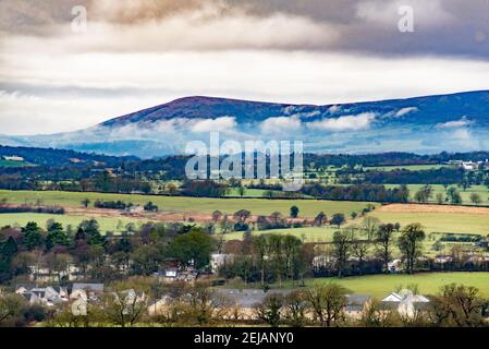 Clitheroe, Lancashire, Regno Unito. 22 Feb 2021. Una giornata nuvolosa a Clitheroe, Lancashire. Credit: John Eveson/Alamy Live News Foto Stock