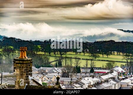 Clitheroe, Lancashire, Regno Unito. 22 Feb 2021. Una giornata nuvolosa a Clitheroe, Lancashire. Credit: John Eveson/Alamy Live News Foto Stock