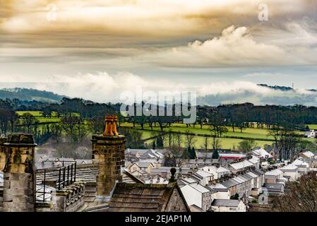 Clitheroe, Lancashire, Regno Unito. 22 Feb 2021. Una giornata nuvolosa a Clitheroe, Lancashire. Credit: John Eveson/Alamy Live News Foto Stock