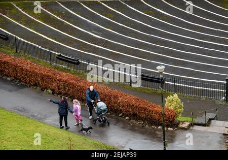 Clitheroe, Lancashire, Regno Unito. 22 Feb 2021. Una giornata nuvolosa a Clitheroe, Lancashire. Credit: John Eveson/Alamy Live News Foto Stock