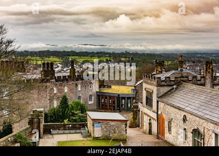 Clitheroe, Lancashire, Regno Unito. 22 Feb 2021. Una giornata nuvolosa a Clitheroe, Lancashire. Credit: John Eveson/Alamy Live News Foto Stock