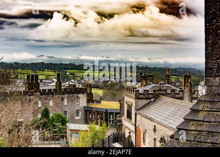 Clitheroe, Lancashire, Regno Unito. 22 Feb 2021. Una giornata nuvolosa a Clitheroe, Lancashire. Credit: John Eveson/Alamy Live News Foto Stock