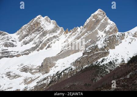 Punta Felqueral e picco Pineta in inverno (Ordesa e Parco Nazionale del Monte Perdido, Pirenei, Spagna) Foto Stock