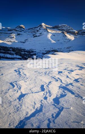 Alba a Ordesa Canyon. Vista della parete sud del Monte Perdido (Parco Nazionale di Ordesa y Monte Perdido, Spagna, Pirenei) Foto Stock