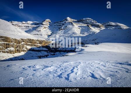 Alba a Ordesa Canyon. Vista della parete sud del Monte Perdido (Parco Nazionale di Ordesa y Monte Perdido, Spagna, Pirenei) Foto Stock