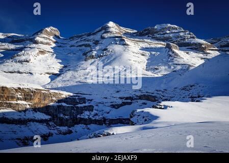 Alba a Ordesa Canyon. Vista della parete sud del Monte Perdido (Parco Nazionale di Ordesa y Monte Perdido, Spagna, Pirenei) Foto Stock