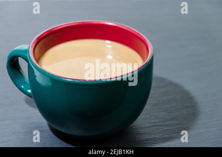 Tazza di caffè latte verde sul tavolo. Colazione Foto Stock