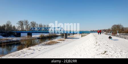 Dorsten, Nord Reno-Westfalia, Germania - Sunny paesaggio invernale nella zona della Ruhr, ghiaccio e neve sul fiume Lippe. Foto Stock