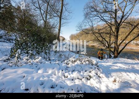 Marl, Nord Reno-Westfalia, Germania - Sunny paesaggio invernale nella zona della Ruhr, ghiaccio e neve sul fiume Lippe. Foto Stock