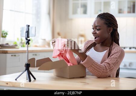 Blog di moda. Young African American Female Influencer Recording Video Content at Home Foto Stock