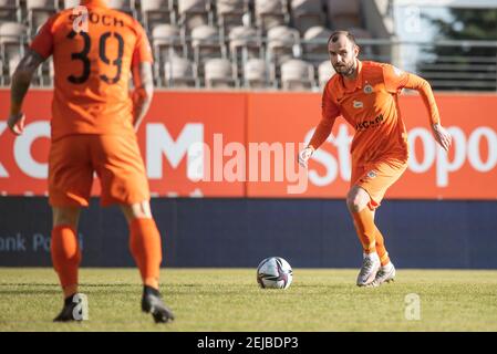 LUBIN, POLONIA - 21 FEBBRAIO 2021: Partita di calcio polacco PKO Ekstraklasa tra KGHM Zaglebie Lubin - Rakow Czestochowa 1:2. In azione Filip Starzyns Foto Stock