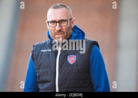 LUBIN, POLONIA - 21 FEBBRAIO 2021: Partita di calcio polacco PKO Ekstraklasa tra KGHM Zaglebie Lubin - Rakow Czestochowa 1:2. Marek Papszun capo pullman Foto Stock