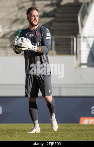 LUBIN, POLONIA - 21 FEBBRAIO 2021: Partita di calcio polacco PKO Ekstraklasa tra KGHM Zaglebie Lubin - Rakow Czestochowa 1:2. Portiere Dominik Holec Foto Stock