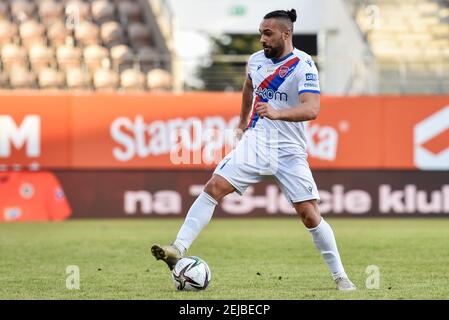 LUBIN, POLONIA - 21 FEBBRAIO 2021: Partita di calcio polacco PKO Ekstraklasa tra KGHM Zaglebie Lubin - Rakow Czestochowa 1:2. In azione ivi Lopez. Foto Stock