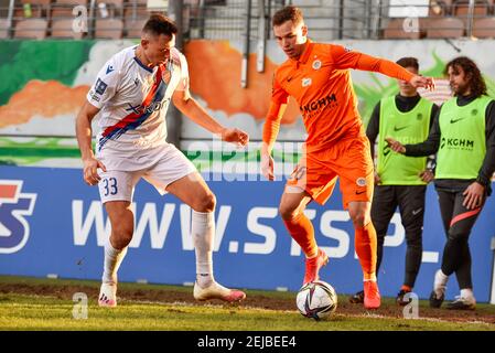 LUBIN, POLONIA - 21 FEBBRAIO 2021: Partita di calcio polacco PKO Ekstraklasa tra KGHM Zaglebie Lubin - Rakow Czestochowa 1:2. In azione Jaroslaw Jach Foto Stock