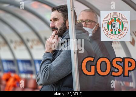 LUBIN, POLONIA - 21 FEBBRAIO 2021: Partita di calcio polacco PKO Ekstraklasa tra KGHM Zaglebie Lubin - Rakow Czestochowa 1:2. Martin Sevela capo allenatore Foto Stock