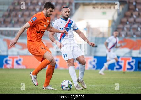 LUBIN, POLONIA - 21 FEBBRAIO 2021: Partita di calcio polacco PKO Ekstraklasa tra KGHM Zaglebie Lubin - Rakow Czestochowa 1:2. In azione Lorenco Simic Foto Stock