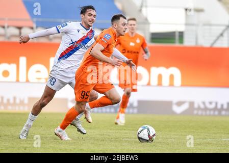 LUBIN, POLONIA - 21 FEBBRAIO 2021: Partita di calcio polacco PKO Ekstraklasa tra KGHM Zaglebie Lubin - Rakow Czestochowa 1:2. In azione David Tijanic Foto Stock