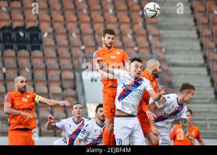 LUBIN, POLONIA - 21 FEBBRAIO 2021: Partita di calcio polacco PKO Ekstraklasa tra KGHM Zaglebie Lubin - Rakow Czestochowa 1:2. In azione Lorenco Simic Foto Stock