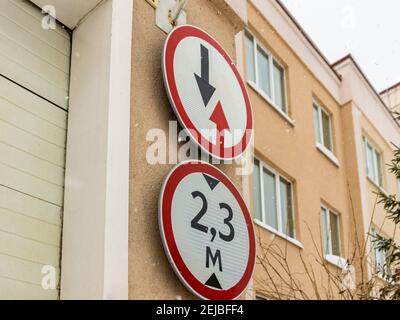 Ingresso al parcheggio sotterraneo sotto l'edificio degli appartamenti Foto Stock