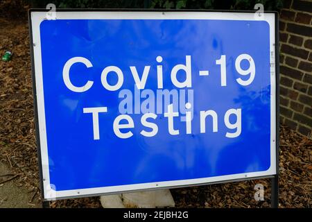 LEYTONSTONE, LONDRA - 22 FEBBRAIO 2021: Segnaletica per una vista di test Covid-19 a Londra Est. Foto Stock