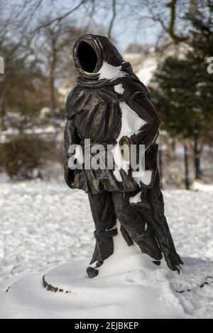 ZUTPHEN, PAESI BASSI - 10 febbraio 2021: Neve sui gradini e sulla statua del musicista di strada vagante portano al cui nome è stato dato al Droge Foto Stock