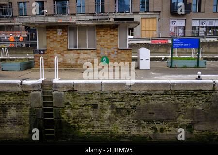 TOTTENHAM, LONDRA - 22 FEBBRAIO 2021: Tottenham Lock 17 lungo il fiume Lea. Foto Stock
