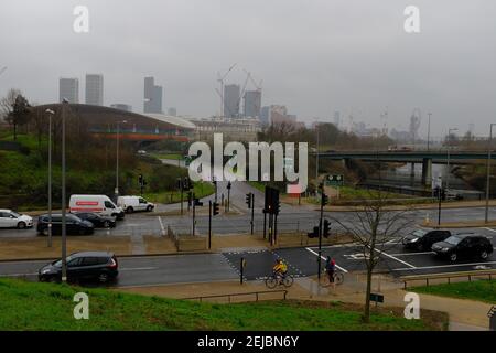 STRATFORD, LONDRA - 22 FEBBRAIO 2021: Vista di Stratford e del velodromo Lee Valley dalle paludi di Hackney a East London. Foto Stock