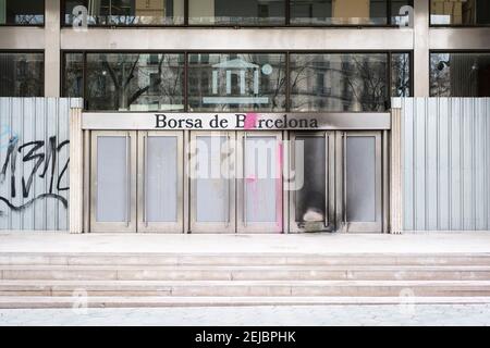 20 Febbraio 2021. Barcellona, Spagna. Danni alla façade della Borsa di Barcellona. Foto Stock