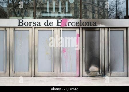 20 Febbraio 2021. Barcellona, Spagna. Danni alla façade della Borsa di Barcellona. Foto Stock