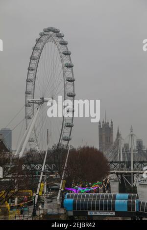 Londra UK 22 febbraio 2021 Winter Light artworks che si ispirano alla luce, al colore e alla poetica dello spazio. Fai un suggestivo primo piano per una giornata buia e piovosa a Londra .Paul Quezada-Neiman/Alamy Live New Foto Stock