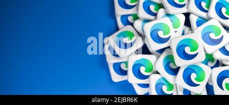 Logo dell'applicazione browser Edge di Microsoft su un heap. Dimensione banner Web con spazio di copia - fuoco selettivo Foto Stock