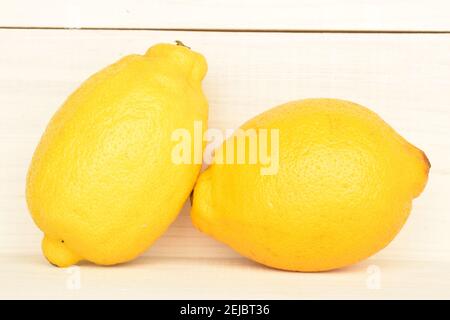 Limoni Freschi in Una Ciotola Di Legno Su Fondo Di Legno Con Lo Spazio  Della Copia Immagine Stock - Immagine di limone, cucina: 130810521