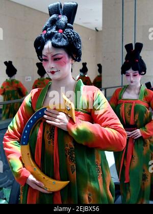 (210222) -- ZHENGZHOU, 22 febbraio 2021 (Xinhua) -- i ballerini si preparano per la registrazione di un programma presso il Museo Henan di Zhengzhou, Provincia Henan della Cina centrale, 20 febbraio 2021. Quattordici ballerini di Zhengzhou Song e Dance Theatre sono stati molto impegnati da quando la danza che hanno eseguito è diventato virale online. Lo spettacolo, chiamato banchetto del Palazzo di Tang, è stato organizzato al gala del Festival di Primavera della Provincia di Henan. Brillantemente coreografata e recitata, la danza ha quasi portato in vita antiche figurine danzanti della dinastia Tang (618-907). Il banchetto dello spettacolo del Palazzo Tang, ispirato alla danza Foto Stock