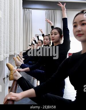 (210222) -- ZHENGZHOU, 22 febbraio 2021 (Xinhua) -- pratica di ballerini al Teatro della canzone e della danza di Zhengzhou, nella provincia centrale di Henan, 20 febbraio 2021. Quattordici ballerini di Zhengzhou Song e Dance Theatre sono stati molto impegnati da quando la danza che hanno eseguito è diventato virale online. Lo spettacolo, chiamato banchetto del Palazzo di Tang, è stato organizzato al gala del Festival di Primavera della Provincia di Henan. Brillantemente coreografata e recitata, la danza ha quasi portato in vita antiche figurine danzanti della dinastia Tang (618-907). Il banchetto di spettacolo del Palazzo Tang, ispirato alle statuette danzanti Foto Stock