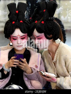 (210222) -- ZHENGZHOU, 22 febbraio 2021 (Xinhua) -- i ballerini chiacchierano al Teatro della canzone e della danza di Zhengzhou, nella provincia centrale di Henan, il 20 febbraio 2021. Quattordici ballerini di Zhengzhou Song e Dance Theatre sono stati molto impegnati da quando la danza che hanno eseguito è diventato virale online. Lo spettacolo, chiamato banchetto del Palazzo di Tang, è stato organizzato al gala del Festival di Primavera della Provincia di Henan. Brillantemente coreografata e recitata, la danza ha quasi portato in vita antiche figurine danzanti della dinastia Tang (618-907). Il banchetto di spettacolo del Palazzo Tang, ispirato alle statuette danzanti Foto Stock