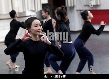 (210222) -- ZHENGZHOU, 22 febbraio 2021 (Xinhua) -- Yi Xingyan (fronte), attrice leader del Zhengzhou Song and Dance Theatre, pratica presso il teatro di Zhengzhou, nella provincia centrale di Henan, 20 febbraio 2021. Quattordici ballerini di Zhengzhou Song e Dance Theatre sono stati molto impegnati da quando la danza che hanno eseguito è diventato virale online. Lo spettacolo, chiamato banchetto del Palazzo di Tang, è stato organizzato al gala del Festival di Primavera della Provincia di Henan. Brillantemente coreografata e recitata, la danza ha quasi portato in vita antiche figurine danzanti della dinastia Tang (618-907). Il banchetto di spettacolo di Foto Stock