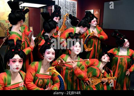 (210222) -- ZHENGZHOU, 22 febbraio 2021 (Xinhua) -- i ballerini posano per le foto durante la registrazione di un programma al Museo Henan di Zhengzhou, provincia centrale di Henan, 20 febbraio 2021. Quattordici ballerini di Zhengzhou Song e Dance Theatre sono stati molto impegnati da quando la danza che hanno eseguito è diventato virale online. Lo spettacolo, chiamato banchetto del Palazzo di Tang, è stato organizzato al gala del Festival di Primavera della Provincia di Henan. Brillantemente coreografata e recitata, la danza ha quasi portato in vita antiche figurine danzanti della dinastia Tang (618-907). Il banchetto di spettacolo del Palazzo Tang, ispirato a. Foto Stock