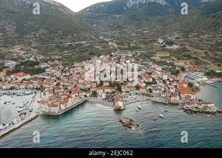 Foto aerea fatta della costa della città di Komiza sull'isola di Vis In Croazia prima dell'alba in mattina Foto Stock