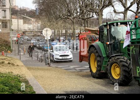 Lione, Francia. 22 Feb 2021. Gli agricoltori protestano contro il menu senza carne a Lione, in Francia, il 22 febbraio 2021, vicino alla piazza che si affaccia sul municipio di Lione, durante una manifestazione degli agricoltori locali per protestare contro la decisione della maggioranza della città di tenere la carne fuori dal menu delle scuole cittadine, ha detto il sindaco, Garantire un servizio regolare durante il pranzo durante l'allontanamento sociale imposto dalla pandemia del Covid-19. Photo by Mathis Boussuge/ABACAPRESS.COM Credit: Abaca Press/Alamy Live News Foto Stock