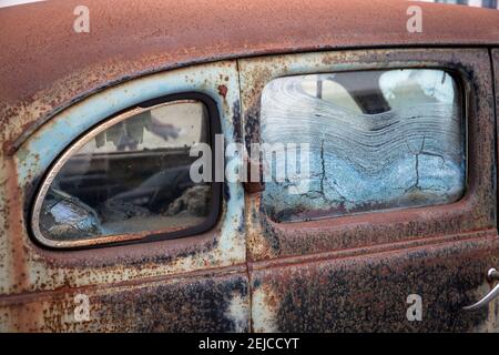 Finestra ghiacciata di un Pontiac arrugginito 6 degli anni '30, auto classica, finestra. Vereiste Scheibe eines verrosteten Pontiac 6 aus den 1930 Jahren, Auto, Oldt Foto Stock